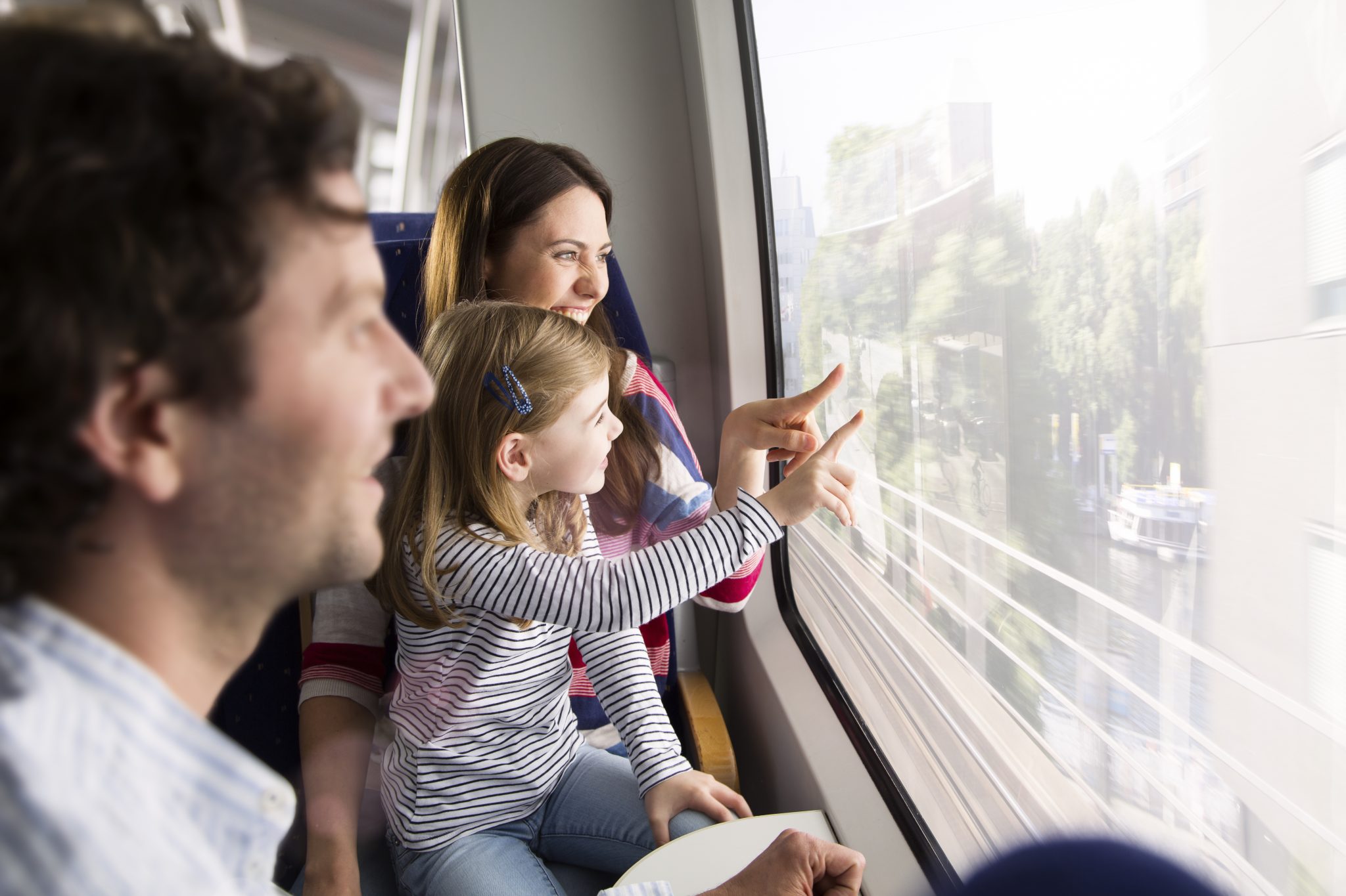 Общественный транспорт многодетным семьям. Путешествие на поезде семьей. Счастливая семья в поезде. Семья в электричке. Поезда для детей.